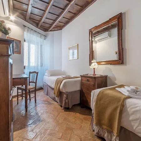 By The Charming Piazza Navona - Fromhometorome Řím
